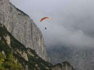 Odvážný paraglidista