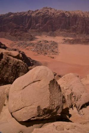 Výhled na vesničku a nejvyšší Jebel Rum
