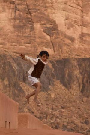 Letící dítko ve Wadi Rum