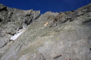 této abstraktně vyhlížející fotografii dominuje coloir de Aiguille de Roc, kterým dolů často lítá kamení (zvlášť když na bloky ledu v něm svítí slunce). Vlevo od něj trčí do oblohy Aiguille de Roc, vpravo vrcholy Greponu