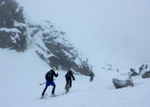 Skialpinista a cyklisté odjíždějí od ledopádu Skok