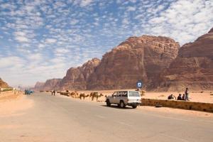 Wadi Rum - jediná silnice ve vesničce