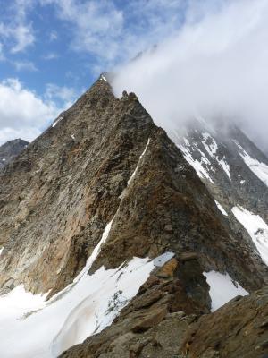 bivak, v pozadí Täschhorn