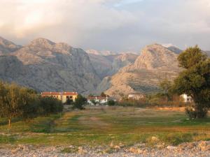 Starigrad a Velika Paklenica - pohled od more.jpg