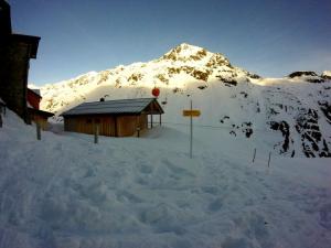 Hory za barákem. Bliggspitze má přes 3000 m.